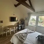 Hollyside Guest house